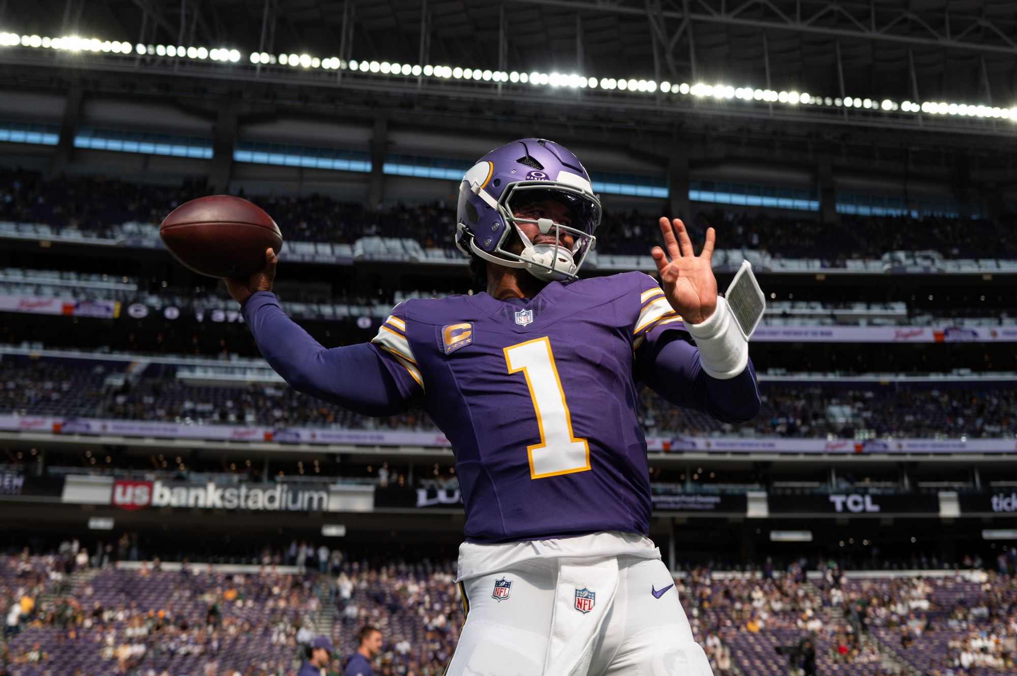 Kyler Murray throwing during pregame warmups